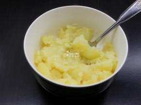 土豆去皮蒸熟，捣碎；
