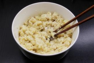 土豆泥加入白砂糖、粘米粉拌均；