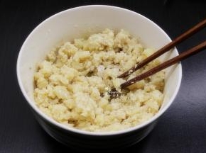土豆泥加入白砂糖、粘米粉拌均；
