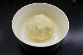 揉搓成土豆团；