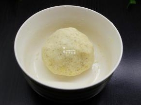 揉搓成土豆团；