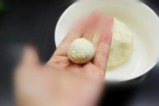 揉搓光滑的土豆丸子；