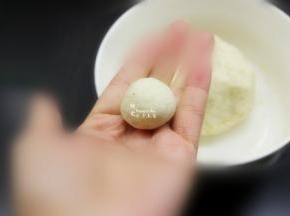 揉搓光滑的土豆丸子；