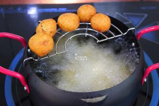 炸至金黄色，捞出；