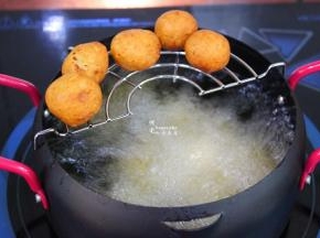 炸至金黄色，捞出；