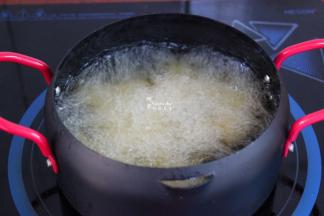 锅中倒入适量的油，油温烧热，把土豆丸子放入；PS：锅小，分了二次炸