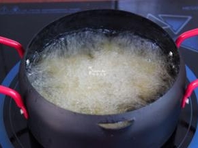 锅中倒入适量的油，油温烧热，把土豆丸子放入；PS：锅小，分了二次炸
