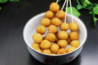 炸好土豆丸子串起来，挤上沙拉酱即可。