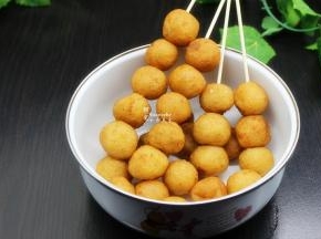 炸好土豆丸子串起来，挤上沙拉酱即可。