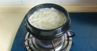 把萝卜丝也倒入锅中，大火煮开转中火