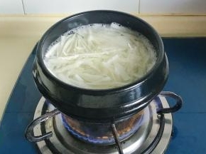 把萝卜丝也倒入锅中，大火煮开转中火