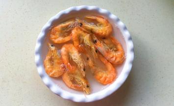 虾干用热水浸泡
