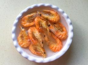 虾干用热水浸泡