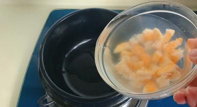 把泡好的虾干以及汤水一起倒入锅中