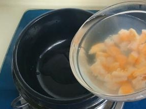 把泡好的虾干以及汤水一起倒入锅中
