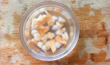 把虾干剥去虾壳，切成小粒，再泡在热水中