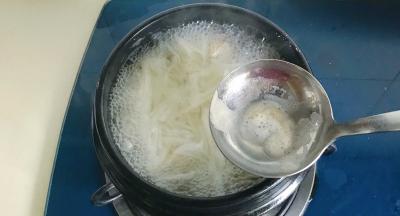 用勺子撇干净浮沫