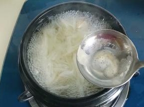 用勺子撇干净浮沫