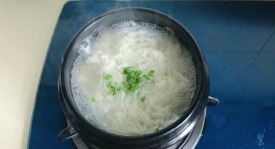 加盐加鸡精撒上葱花关火即可