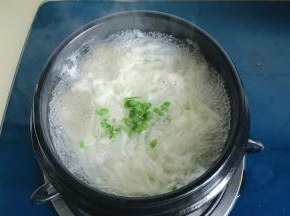 加盐加鸡精撒上葱花关火即可