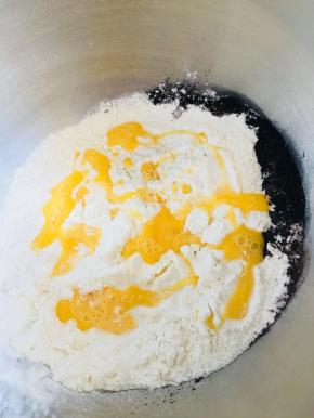 主面团除黄油外，所有材料放置到搅拌缸中，老面撕成小块。成光滑团后加入黄油。揉出膜。