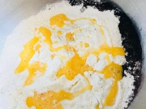主面团除黄油外，所有材料放置到搅拌缸中，老面撕成小块。成光滑团后加入黄油。揉出膜。