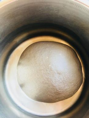 将揉好的面团进行第一次发酵。大概30分钟。