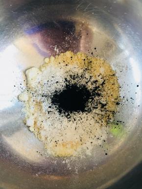 酥粒，将冷冻过的黄油切成小块，加入糖粉，低粉，竹炭粉，杏仁粉，用手搓成小颗粒，冷藏备用。