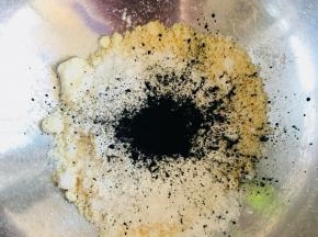 酥粒，将冷冻过的黄油切成小块，加入糖粉，低粉，竹炭粉，杏仁粉，用手搓成小颗粒，冷藏备用。