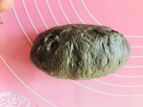 将分割好的面团，切割面向底部收。让表面呈现光滑。