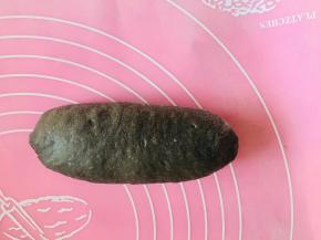 收好的面团，轻轻搓长些