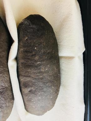 放置到发酵布上，进行第二次发酵。烤箱放一杯温水，时间30分钟