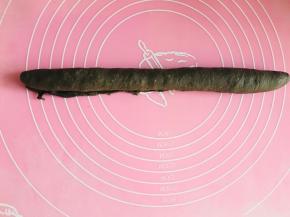 把它卷成一个长条。收口在下面。