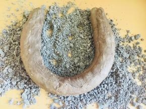 表面喷水，粘上之前做好的酥粒。收口要在下面哦，底部不用沾酥粒。沾好酥粒后，烤箱中放置一杯温水，进行第三次发酵。时间大概一个半小时。