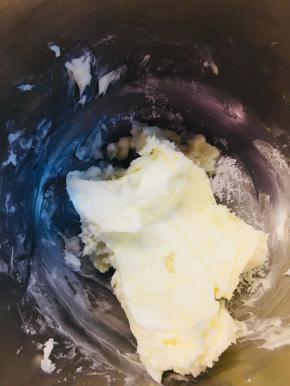 奶油奶酪软化后加入糖粉，用刮刀简单搅拌下，以免飞粉。