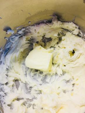 打顺滑后的奶油奶酪，应该没有颗粒，加入软化后的黄油，搅打均匀