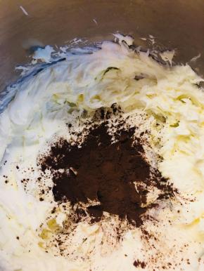 加入可可粉，搅打均匀，装入裱花带备用。