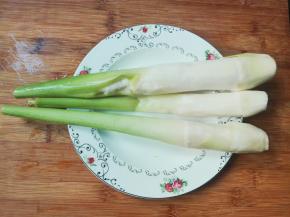 茭白冲洗干净