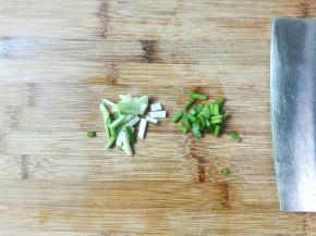 香葱分开切葱白葱花