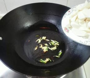 热锅热油，爆香葱白姜片，放茭白