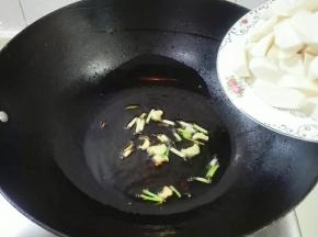 热锅热油，爆香葱白姜片，放茭白