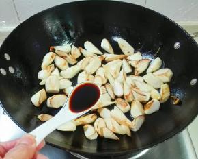 炒至表面发黄，放生抽