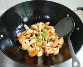 汤汁收干，放葱花