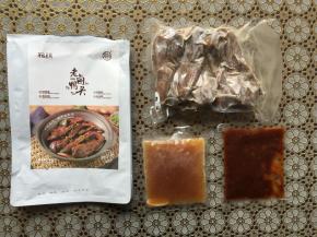 我用的是食光社老卤鸭头，这样节省时间，自己卤的话得好久呢。拆开包装里面有1包鸭头、1包干锅香酱，还有1包火锅香酱可以用来涮火锅哦；