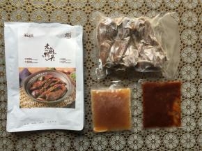 我用的是食光社老卤鸭头，这样节省时间，自己卤的话得好久呢。拆开包装里面有1包鸭头、1包干锅香酱，还有1包火锅香酱可以用来涮火锅哦；