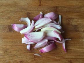 洋葱洗净切丝；