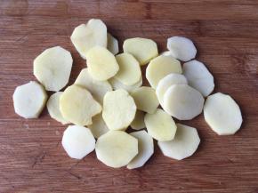 土豆去皮洗净切片；