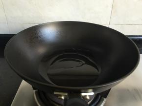 锅热后倒入适量食用油；