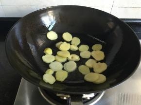 倒入土豆片翻炒一会儿；