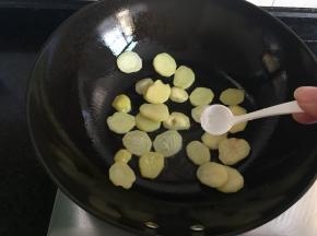 加入适量盐调味；